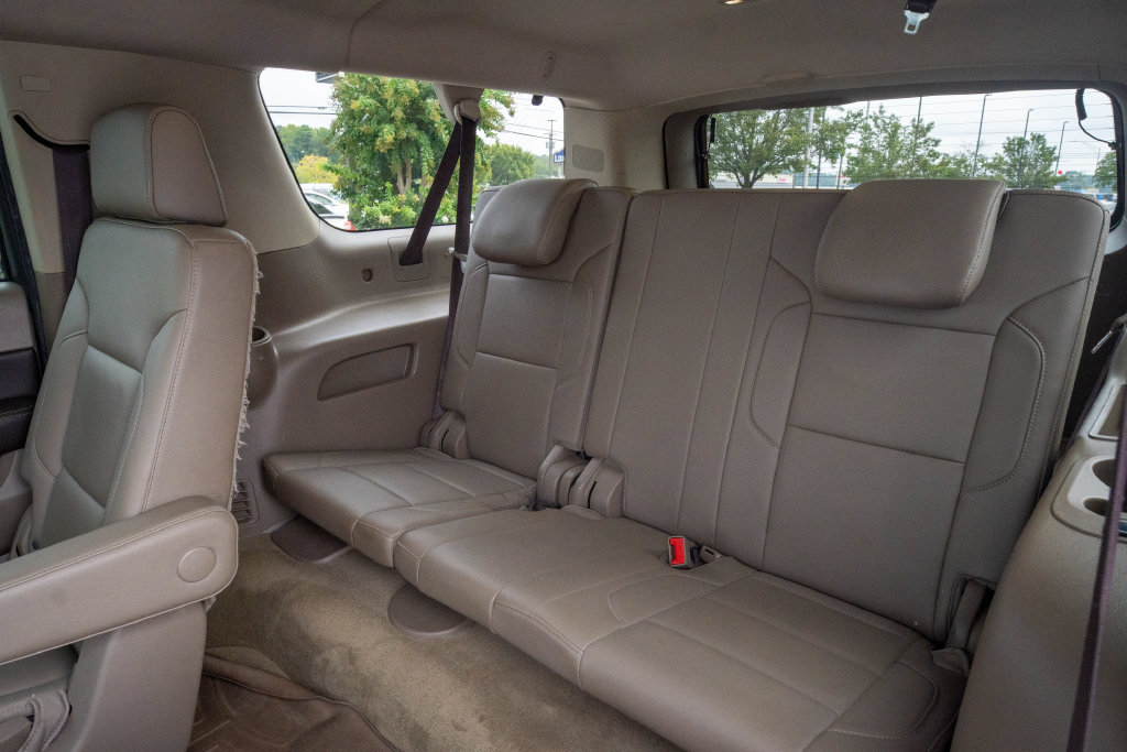 Used 2017 Chevrolet Suburban LT w/ Luxury Package AWD/4WD image 19