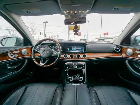 Used 2017 Mercedes-Benz E 300 4MATIC image 2