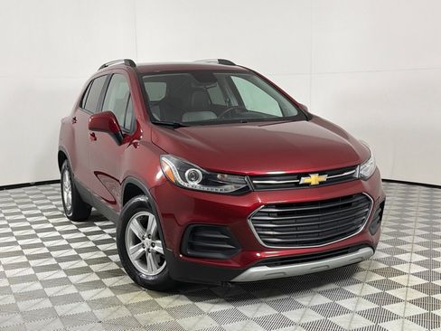 Used 2021 Chevrolet Trax LT FWD image 2