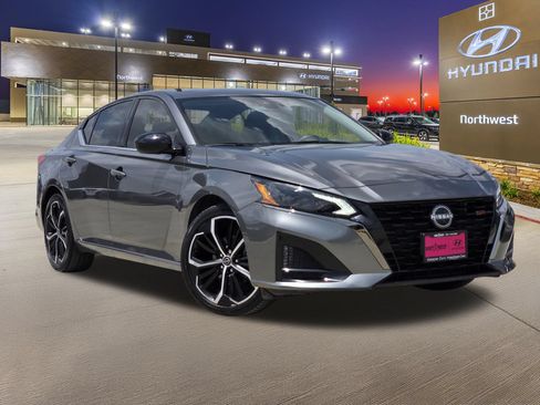 Used 2025 Nissan Altima 2.5 SR FWD image 3