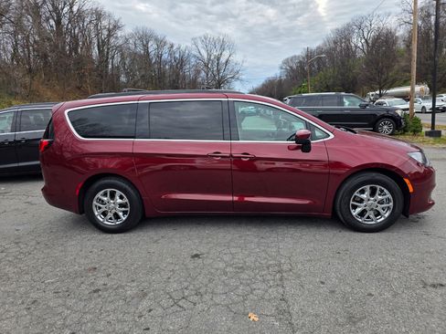 Used 2021 Chrysler Voyager Lxi image 4