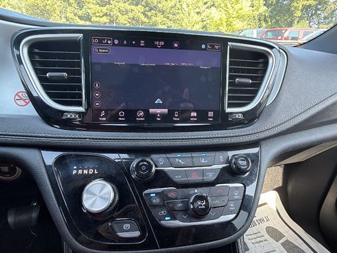 Used 2025 Chrysler Pacifica Limited FWD image 33