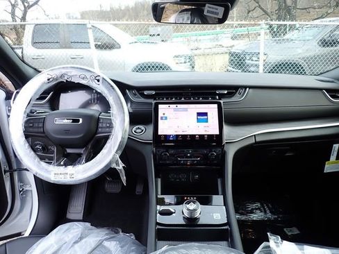 New 2025 Jeep Grand Cherokee Limited w/ Black Appearance Package image 14