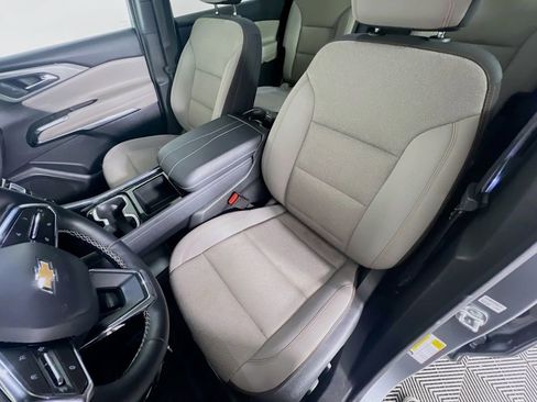Used 2025 Chevrolet Traverse LT image 21