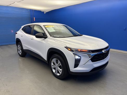 Used 2024 Chevrolet Trax LS image 2