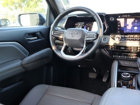 Used 2026 Chevrolet Colorado ZR2 w/ Technology Package AWD/4WD image 13