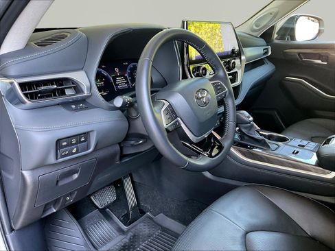 Used 2024 Toyota Highlander Platinum AWD/4WD image 17