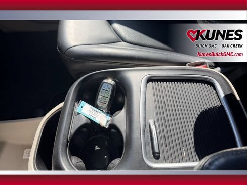Used 2023 Chrysler Pacifica Touring-L FWD image 32
