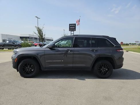Used 2024 Jeep Grand Cherokee Laredo RWD image 4