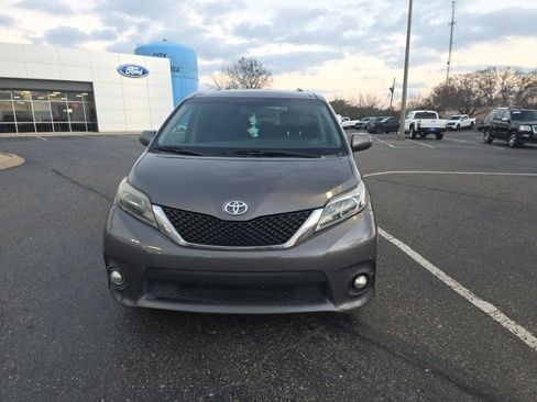 Used 2017 Toyota Sienna SE Premium image 8