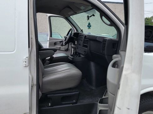Used 2014 Chevrolet Express 2500 RWD image 16