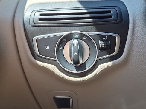 Used 2022 Mercedes-Benz GLC 300 4MATIC image 17