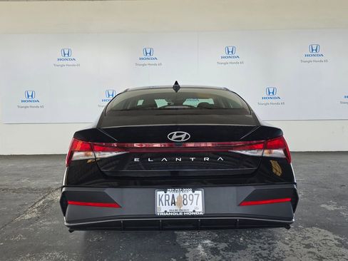 Used 2025 Hyundai Elantra SE FWD image 5