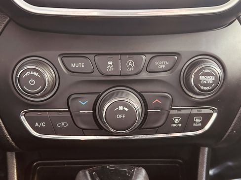 Used 2021 Jeep Cherokee Latitude Plus image 15