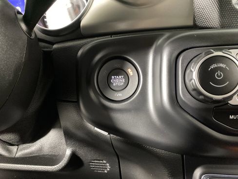 Used 2021 Jeep Gladiator Willys image 24