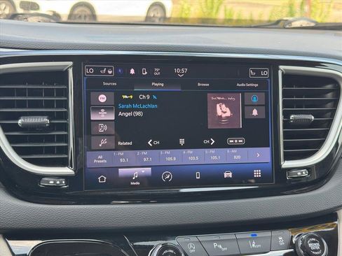 Used 2023 Chrysler Pacifica Touring-L FWD image 15