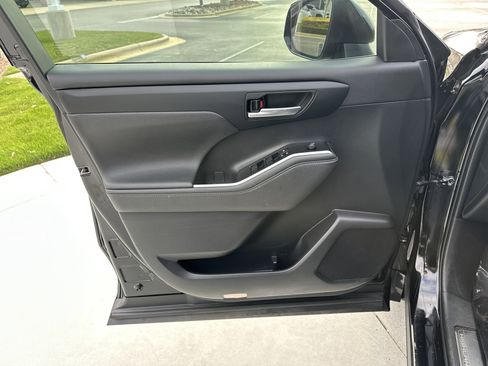 Certified 2024 Toyota Highlander XLE image 14