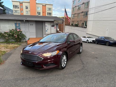 Used 2017 Ford Fusion SE FWD image 3