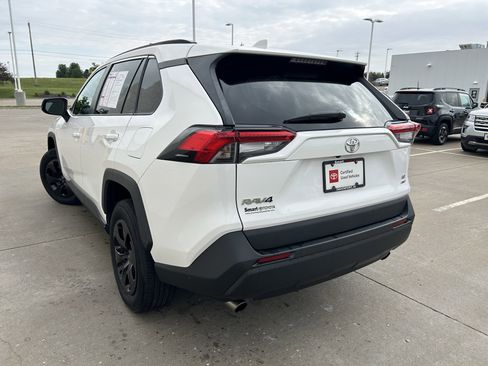 Used 2021 Toyota RAV4 LE AWD/4WD image 4