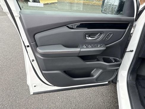 Used 2025 Honda Pilot TrailSport image 13