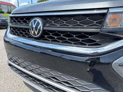 Used 2022 Volkswagen Taos SE w/ Panoramic Sunroof Package FWD image 10