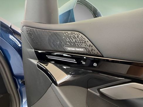 Used 2025 BMW 530i w/ Premium Package image 34