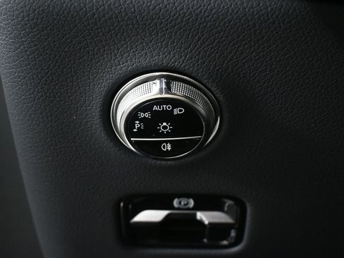 Certified 2025 Mercedes-Benz GLC 300 4MATIC image 9