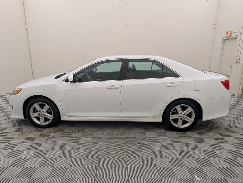 Used 2013 Toyota Camry SE FWD image 9