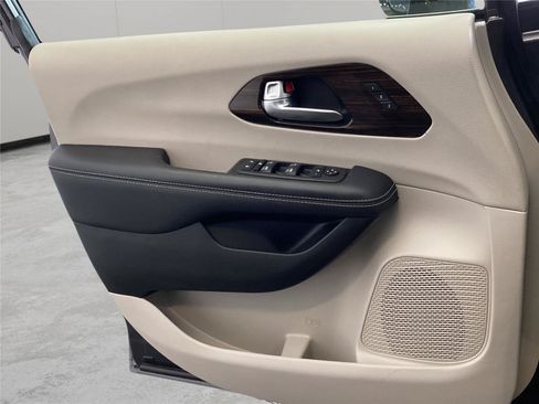 Used 2023 Chrysler Pacifica Limited FWD image 23