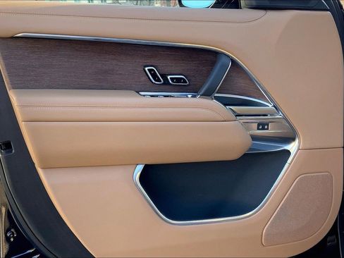 Used 2025 Land Rover Range Rover SE image 21