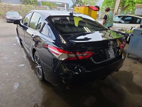 Used 2020 Toyota Camry SE w/ Convenience Package FWD image 2