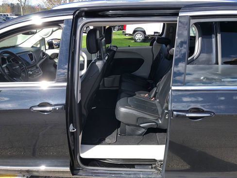 Used 2017 Chrysler Pacifica Touring-L Plus FWD image 21