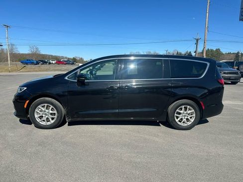 Used 2024 Chrysler Pacifica Touring-L FWD image 2
