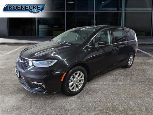 Used 2023 Chrysler Pacifica Touring-L image 22