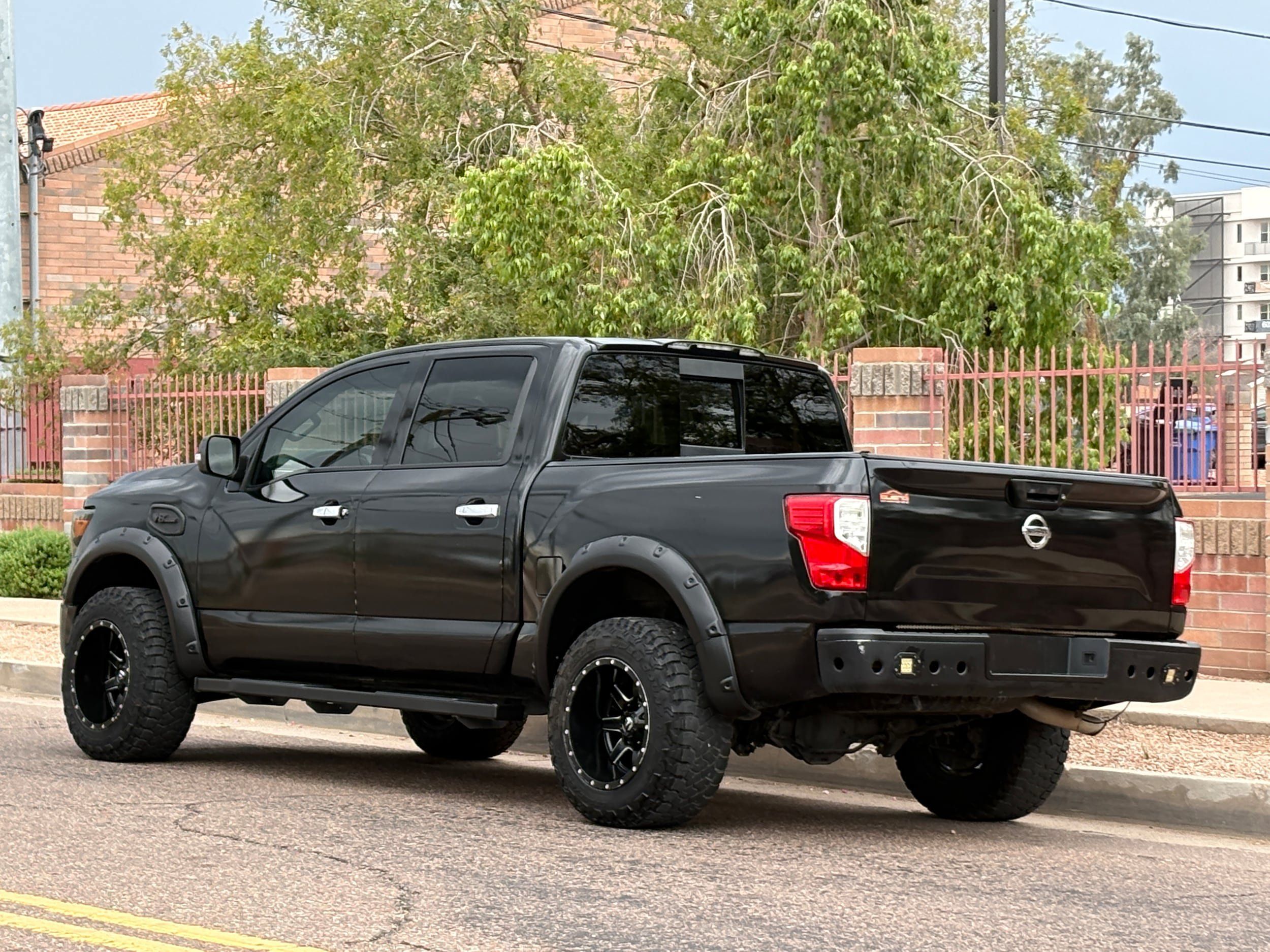 Used 2017 Nissan Titan SV RWD image 4