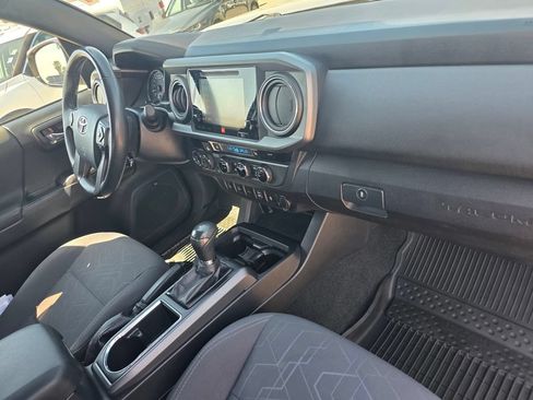 Used 2017 Toyota Tacoma TRD Off-Road AWD/4WD image 24