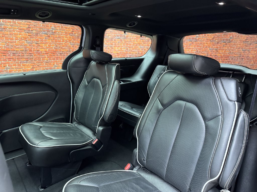 Used 2025 Chrysler Pacifica Limited FWD image 28