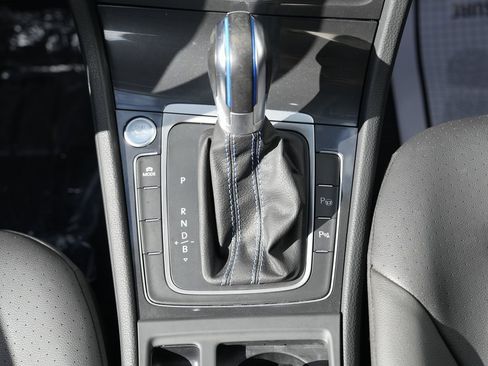 Used 2019 Volkswagen e-Golf SEL Premium image 37