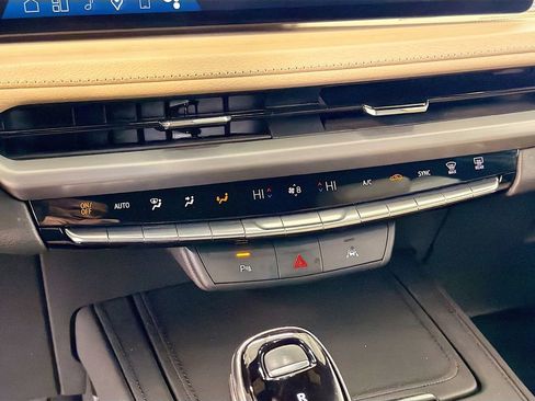 Used 2025 Cadillac XT4 Premium Luxury FWD image 18