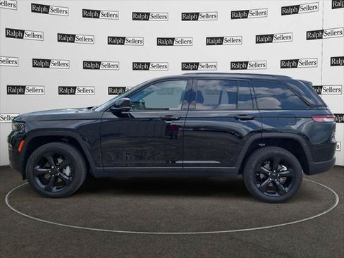 Certified 2025 Jeep Grand Cherokee Limited w/ Luxury Tech Group II RWD image 3