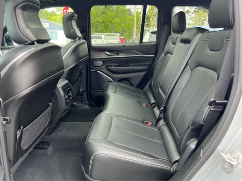 Used 2023 Jeep Grand Cherokee Overland w/ Luxury Tech Group IV image 37