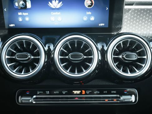 Used 2025 Mercedes-Benz GLB 250 image 16