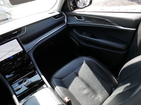 Used 2023 Jeep Grand Cherokee Limited w/ Black Appearance Package image 11