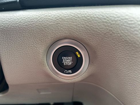 Used 2019 Chrysler Pacifica Limited w/ Tire & Wheel Group FWD image 17