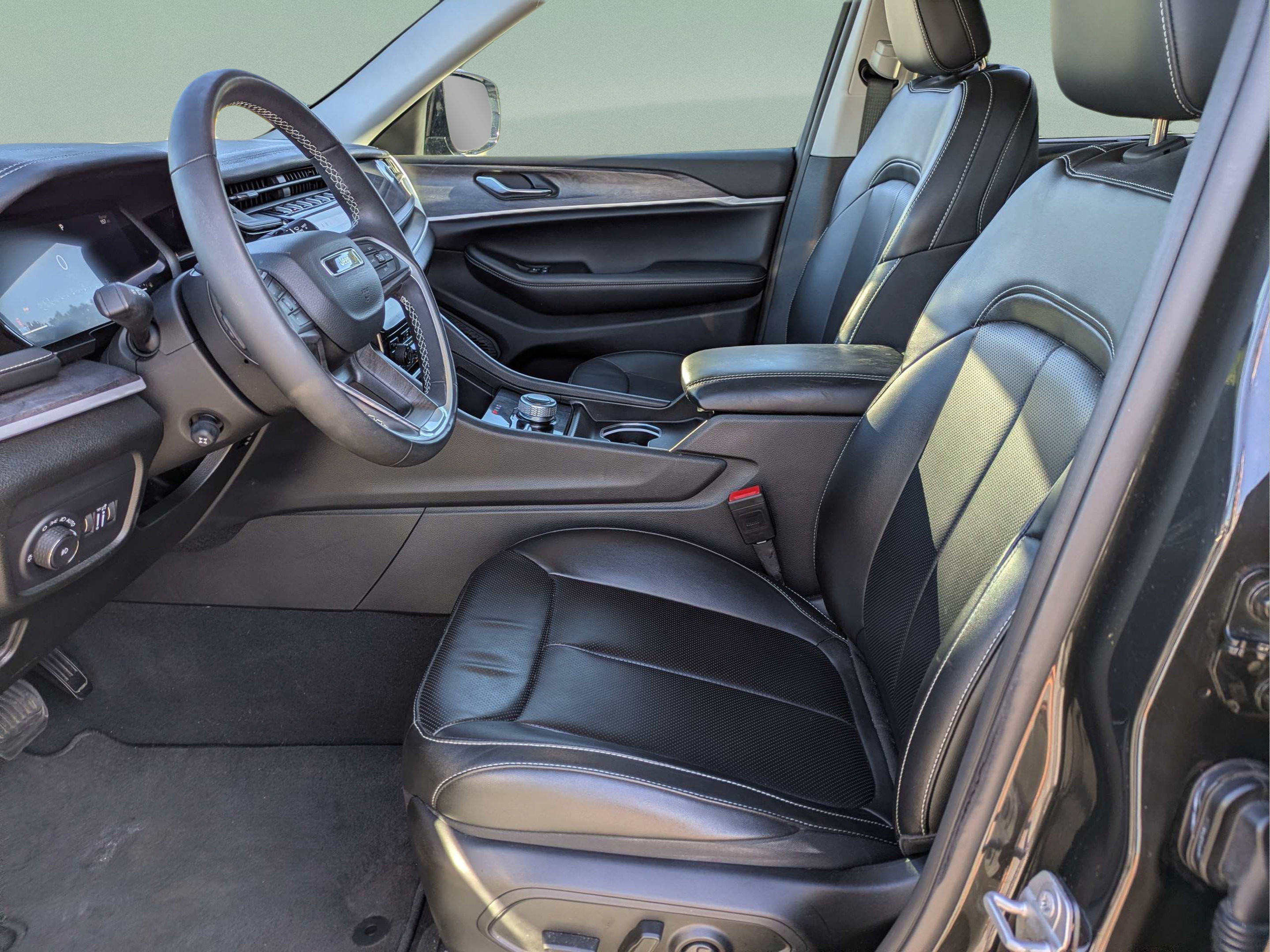 Used 2024 Jeep Grand Cherokee L Limited w/ Luxury Tech Group II AWD/4WD image 15