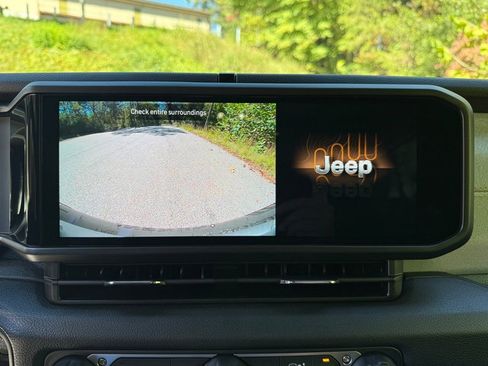 Used 2025 Jeep Wrangler Unlimited Sport image 23