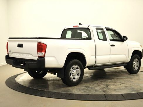 Used 2017 Toyota Tacoma SR image 3