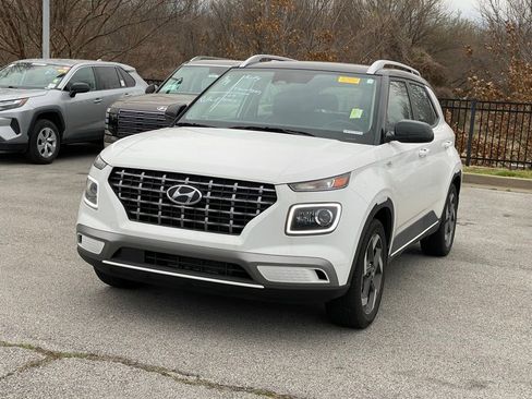 Used 2024 Hyundai Venue Limited image 3