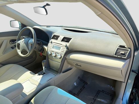 Used 2010 Toyota Camry LE image 13