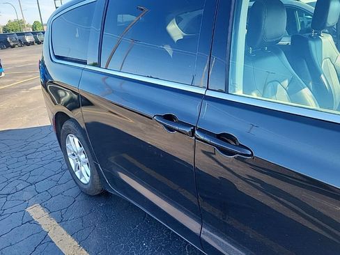 Used 2022 Chrysler Pacifica Touring-L w/ Uconnect Theater Family Group FWD image 4